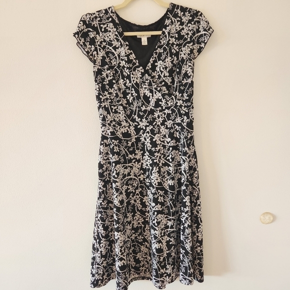 LOFT Dresses & Skirts - Ann Taylor Loft wrap effect flutter sleeve dress, black and white, sz 4